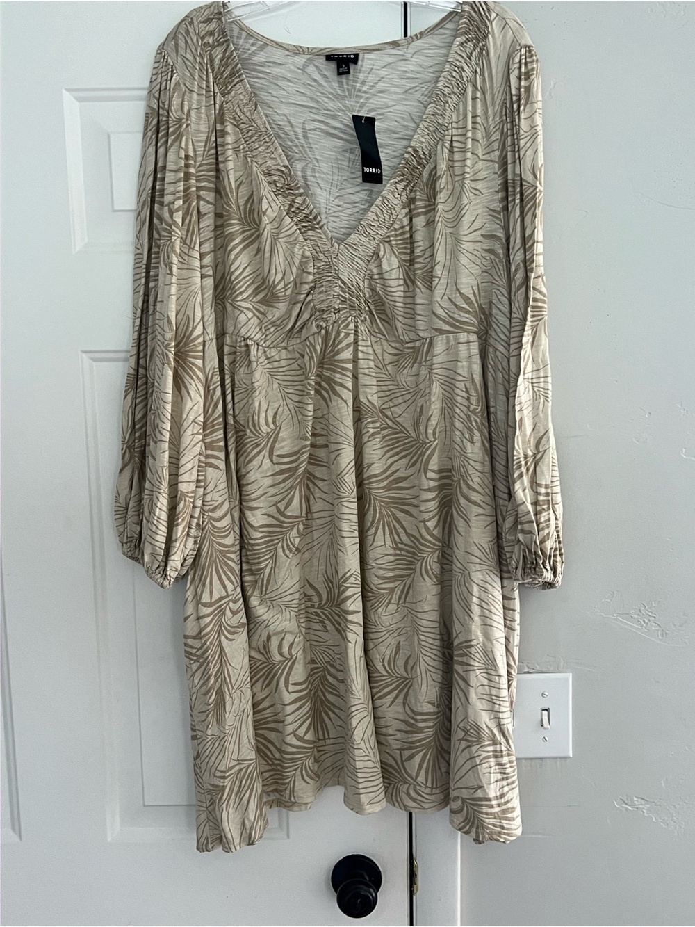 Torrid Beige Palm-Print V-Neck Dress size 3XL